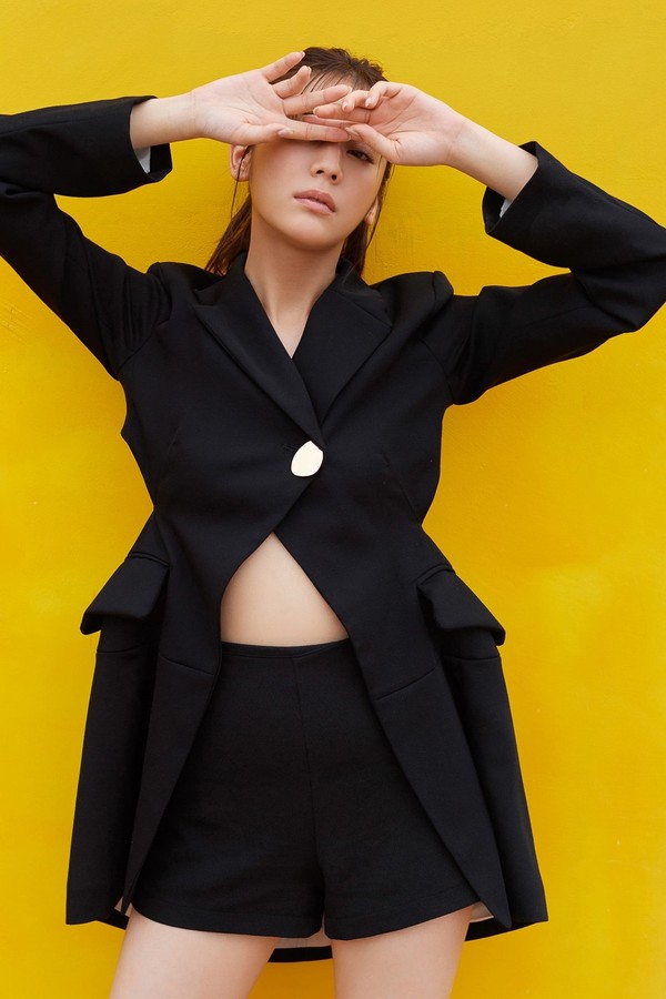 [图片7]-贵岛明日香写真集《Midnight Summer スピサン グラビアフォトブック​》高清全本[46P]插图-猩猩智库